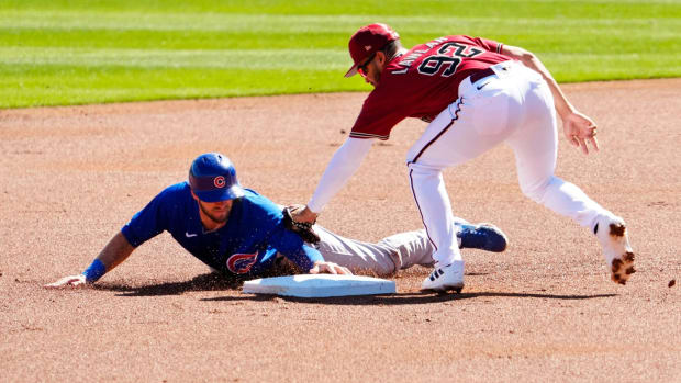 Jugador se Cubs se barre hacia la base